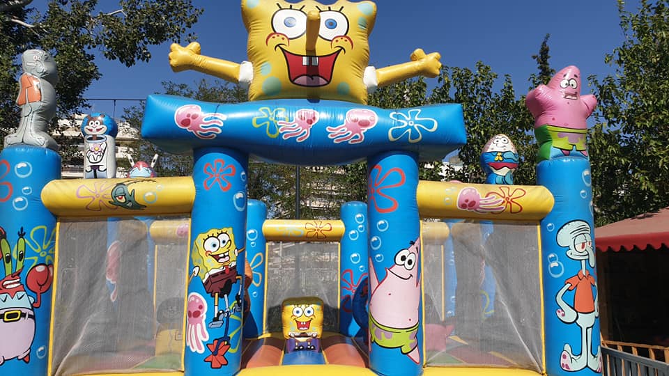 Structure gonflable à l'aire de jeux du parc Flisvos à Athènes