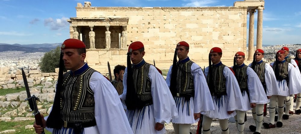 Les evzones - releve de la garde athenes - dimanche à athenes