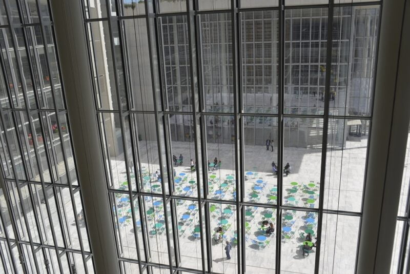 La cour du centre culturel Stavros Niarchos SNF