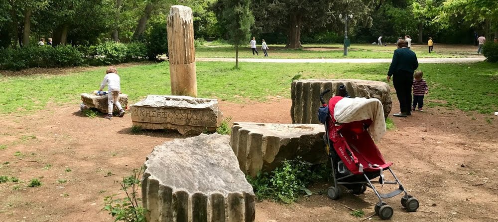 Promenade dans le jardin national Athènes avec des enfants