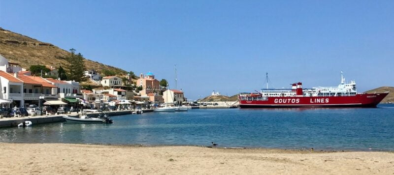 Vue sur le port de Korissia &agrave; Kea