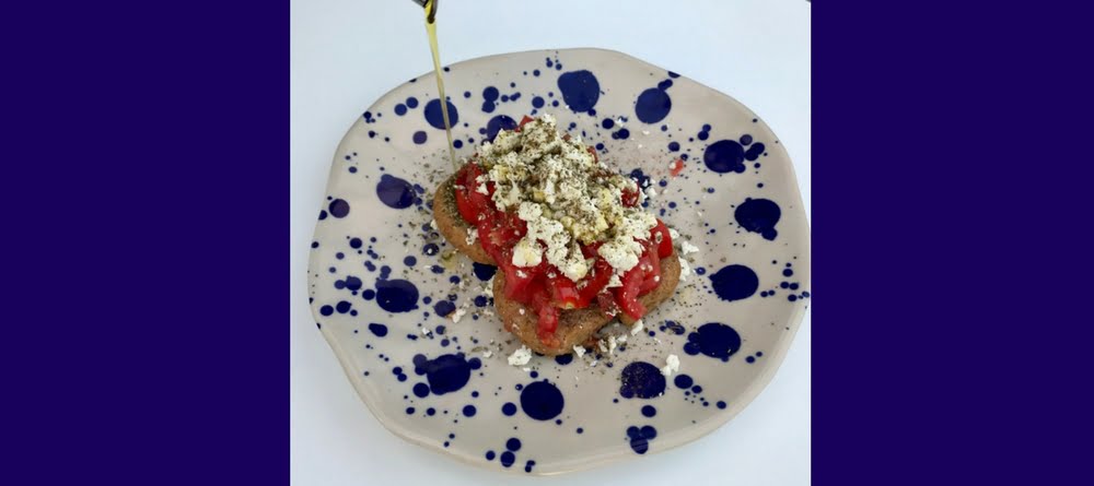 Dakos crétois arrosé d'un filet d'huile d'olive