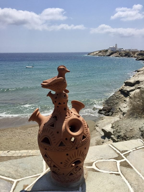 Le monastère et la plage de Chryssopigi à Sifnos