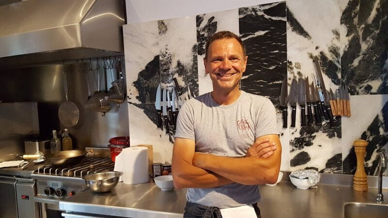 Fred Chesneau dans la cuisine de son restaurant à Paros, Stou Fred