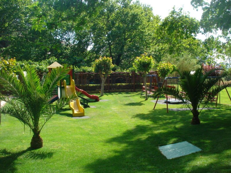 L'aire de jeux pour enfants du restaurant O Telis &agrave; Pendeli