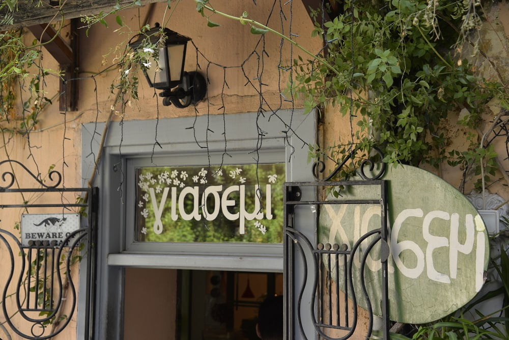 Le café Yiasemi à Plaka, Athènes