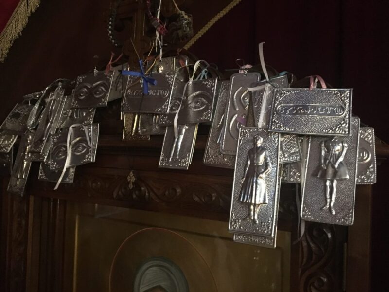 Icone et ex-voto &agrave; l'int&eacute;rieur de l'Eglise russe &agrave; ath&egrave;nes