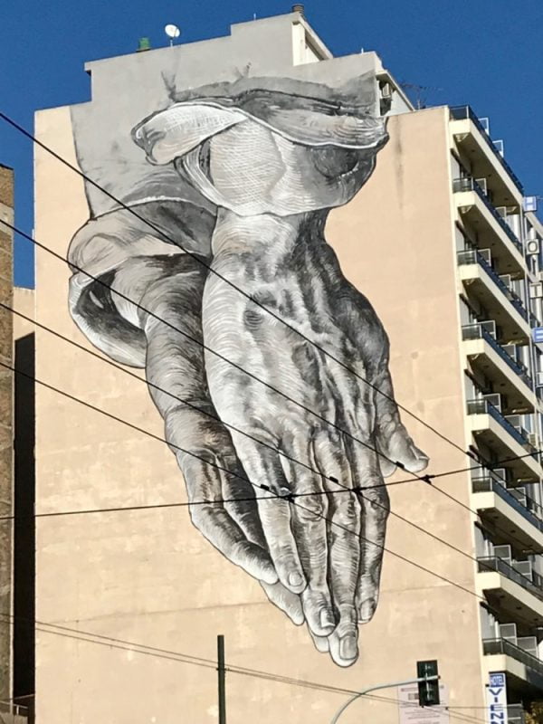 Street-art &agrave; athenes - Graffitis &agrave; Ath&egrave;nes : la nouvelles version des mains en pri&egrave;re