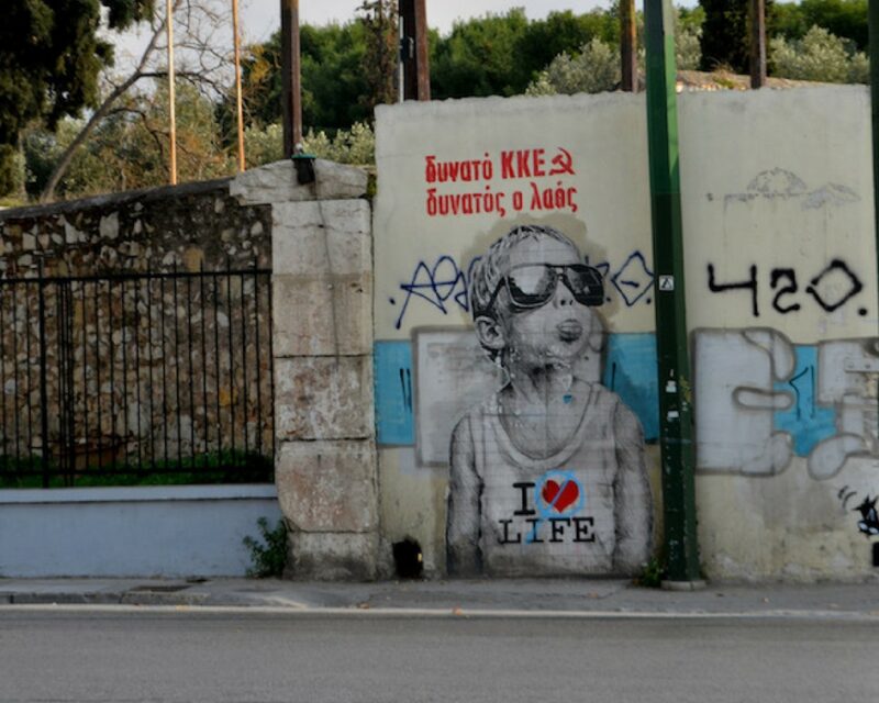 Street-art et graffitis &agrave; Ath&egrave;nes : l'enfant qui tire la langue de smts