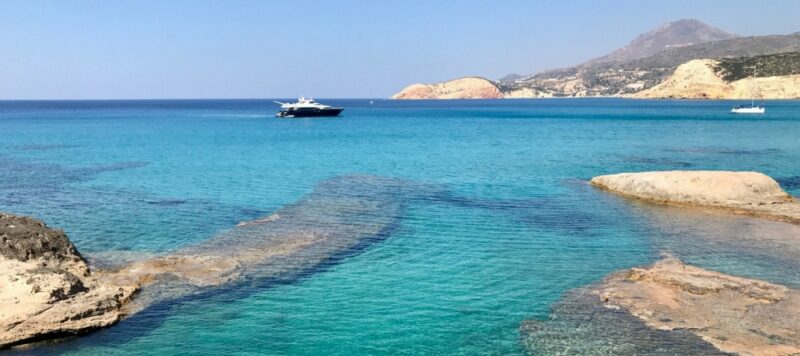 La plage de Firaplaka &agrave; Milos