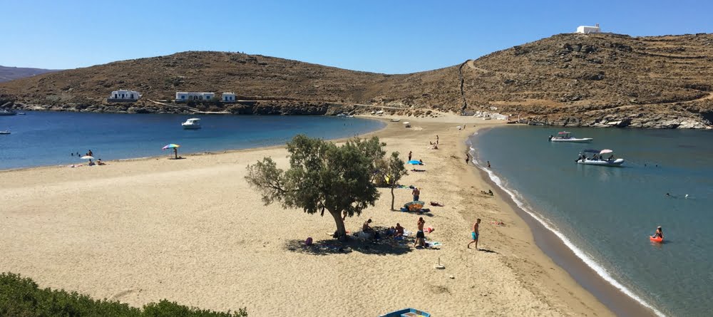 La plage de Kolona à Kythnos
