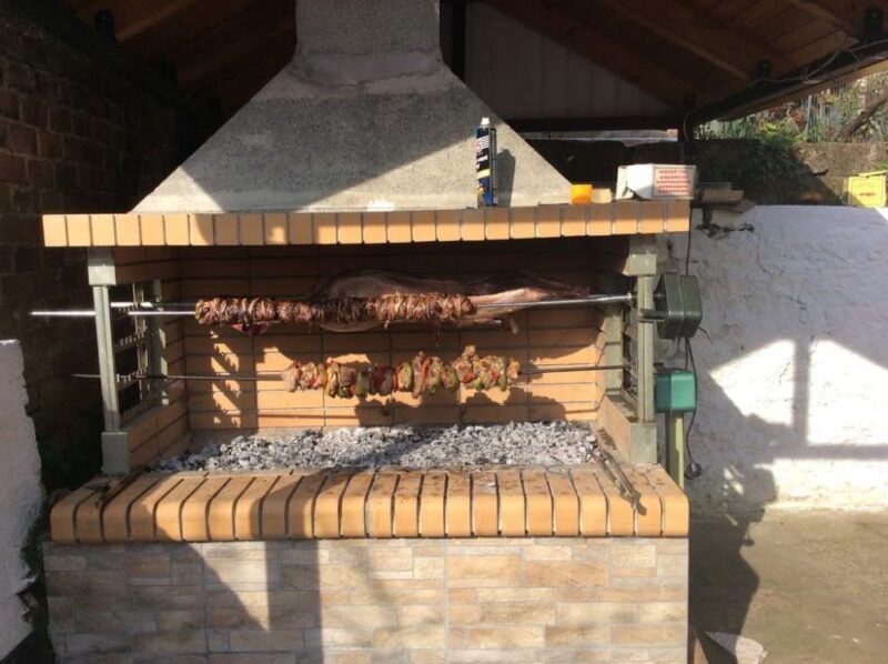 mechoui-agneau-kokoretsi-paques-grece