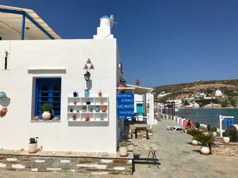 Magasin de céramique sur la plage de Platis Yialos à Sifnos