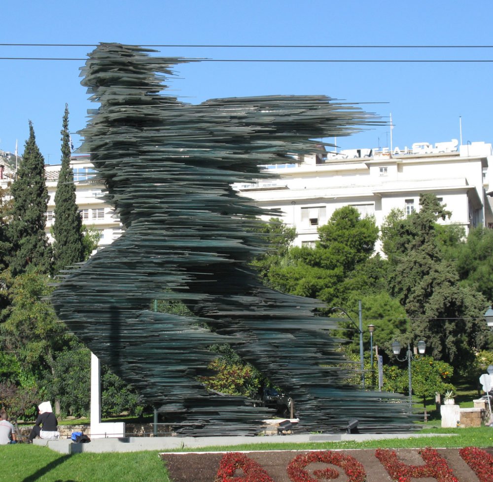 la statue du coureur devant le hilton