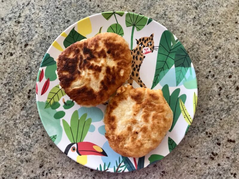 Le pain grec frit à la feta ou tiganospoma