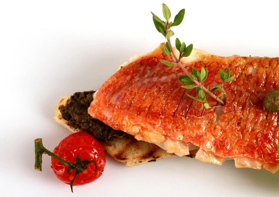 Recette du rouget aux oignons caramelisés et à la tomate de Kalymnos