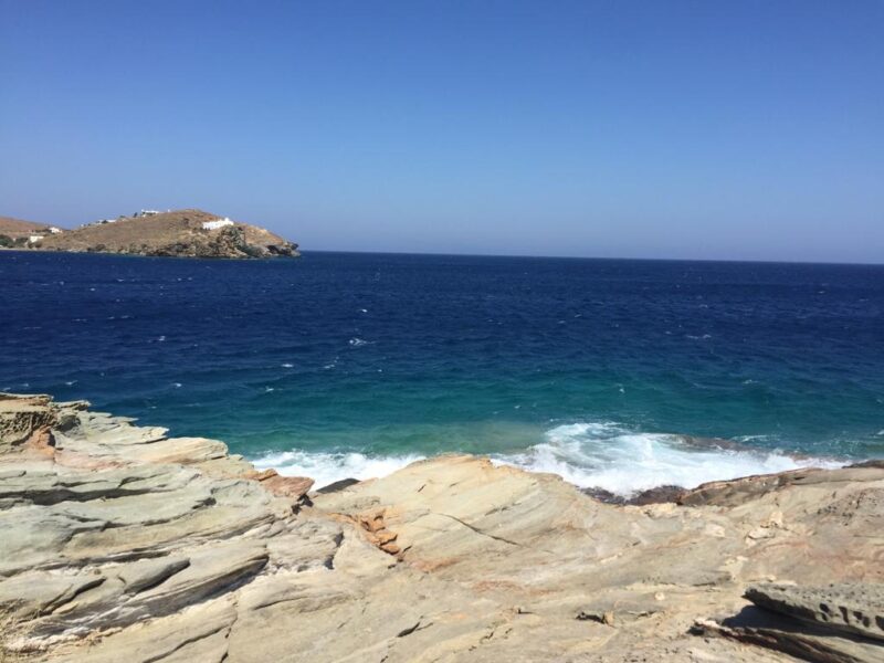 Se baigner à Sifnos sur les rochers de Chryssopighi
