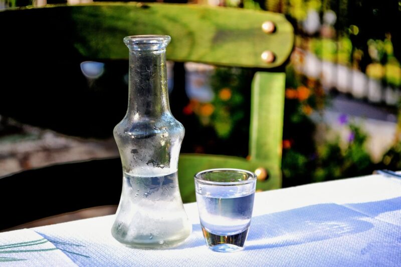 verre et carafaki d'ouzo sur une table en Gr&egrave;ce