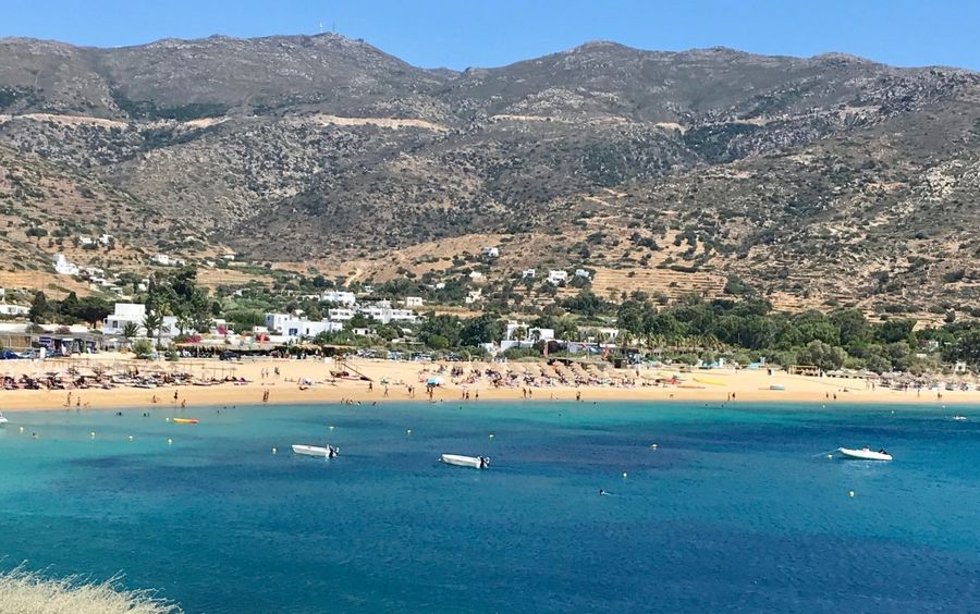 La plage de Mylopotas &agrave; Ios en Gr&egrave;ce