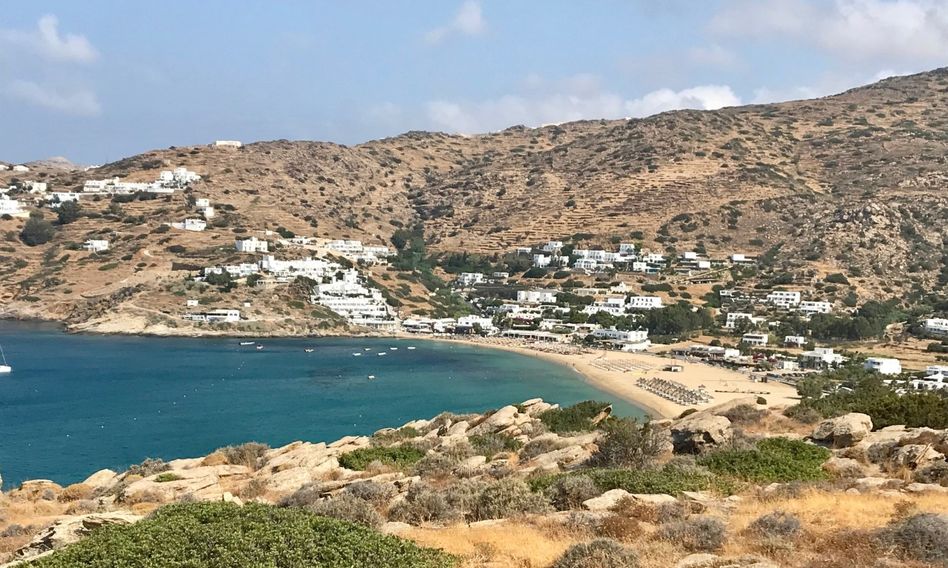 La plage de Mylopotas, une des plus belles plages de Ios en Gr&egrave;ce