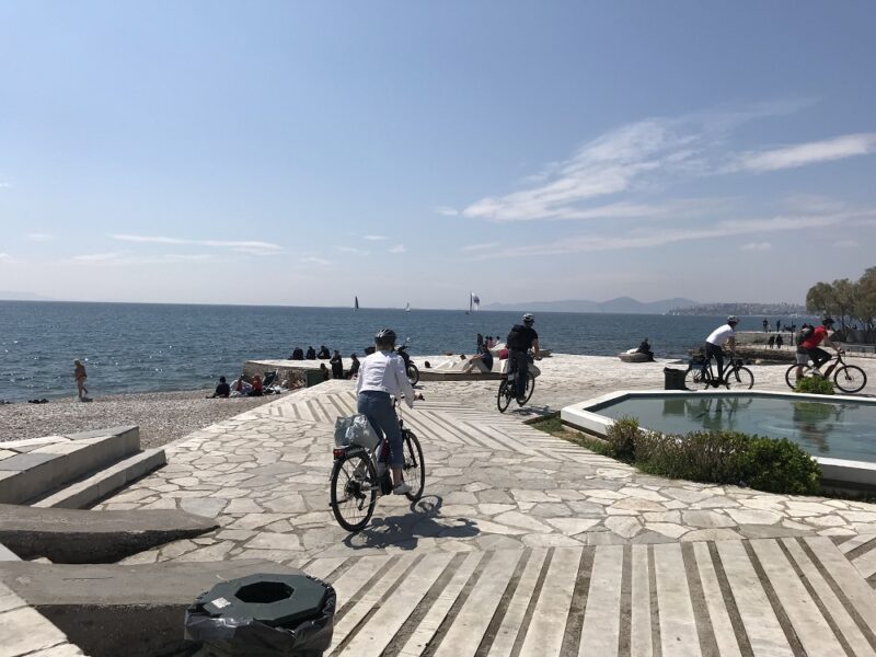 une balade à vélo électrique dans Athènes jusqu'à la mer - athenes en famille - véo athènes - visiter athenes autrement