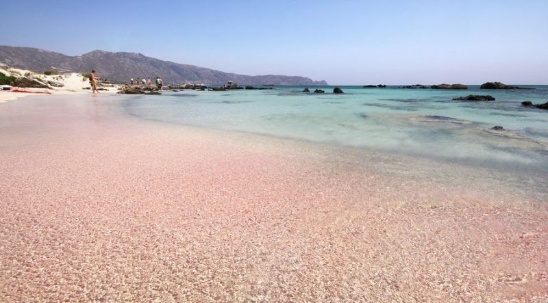 Plage Elafonissi en Cr&egrave;te, Gr&egrave;ce. Sable rose et mer bleue