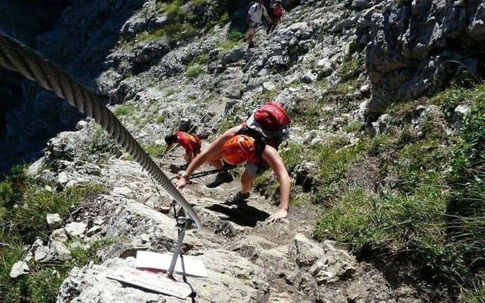Escalade en pleine nature, via ferrata en Cr&egrave;te