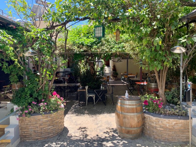 Ama Lachei Ama Laxei une taverne grecque à Exarchia athenes