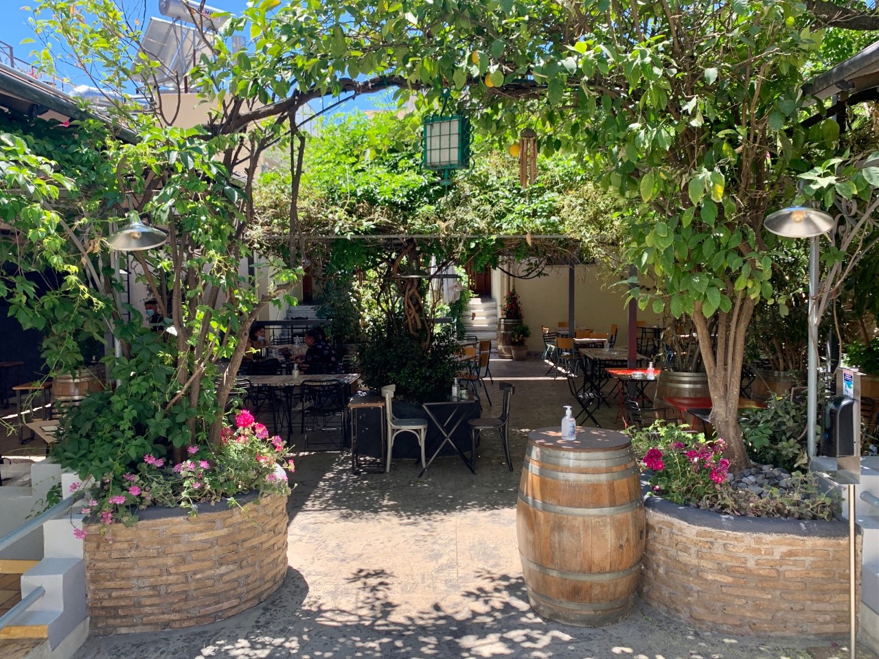 Ama Lachei Ama Laxei une taverne grecque à Exarchia athenes