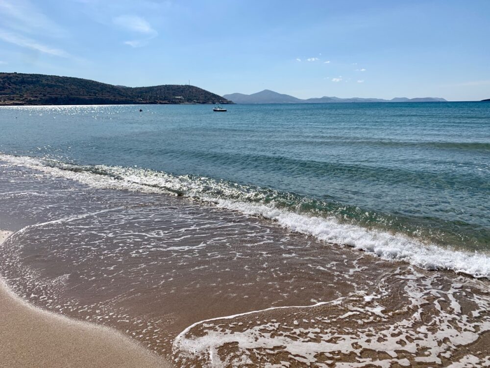 La plage Yabanaki à varkiza vari - plage près d'athènes