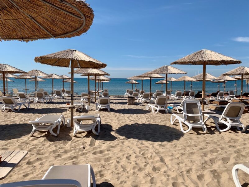 La plage Yabanaki à varkiza vari - plage près d'athènes