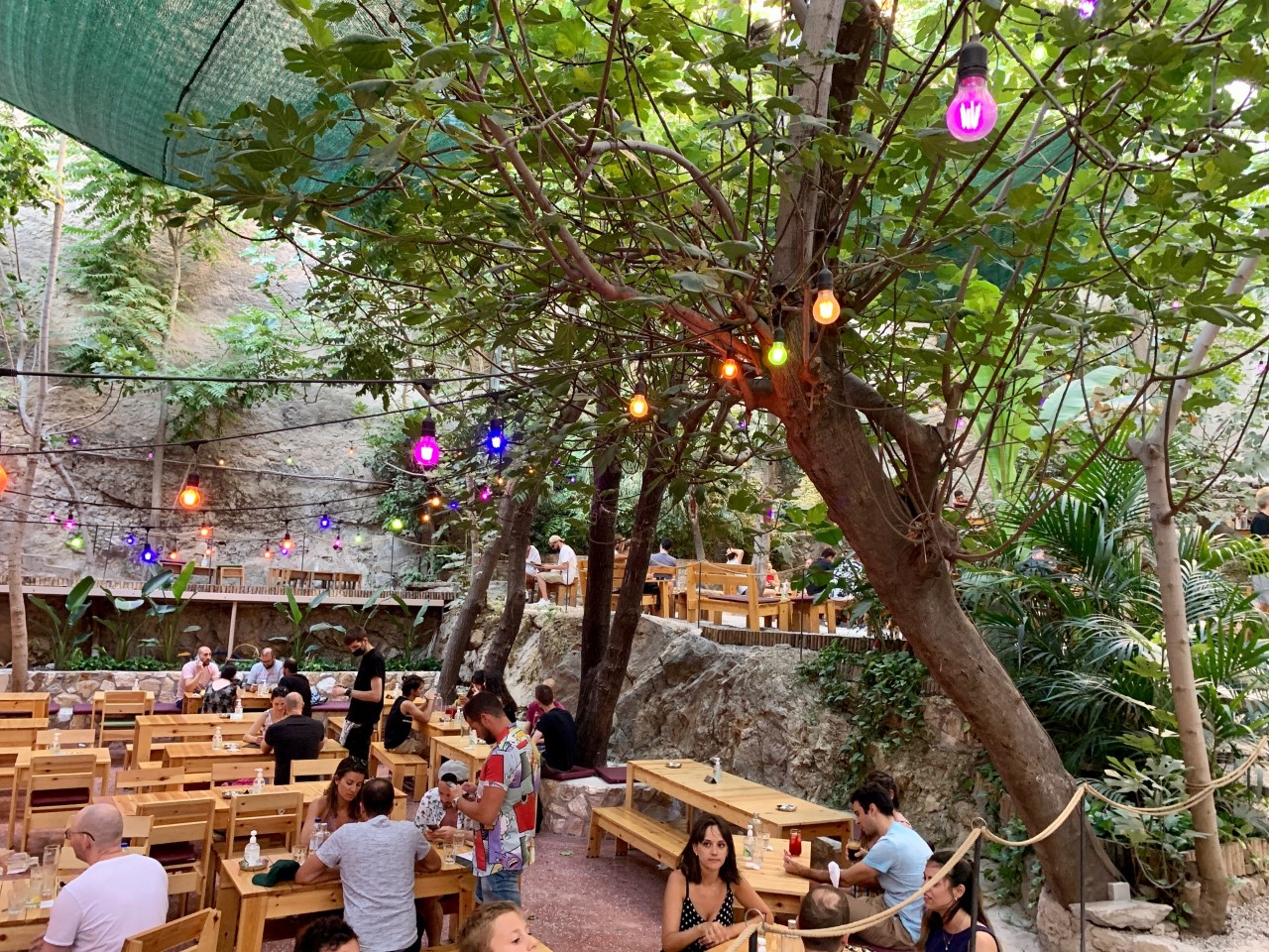 bar avec musique athenes : six dogs