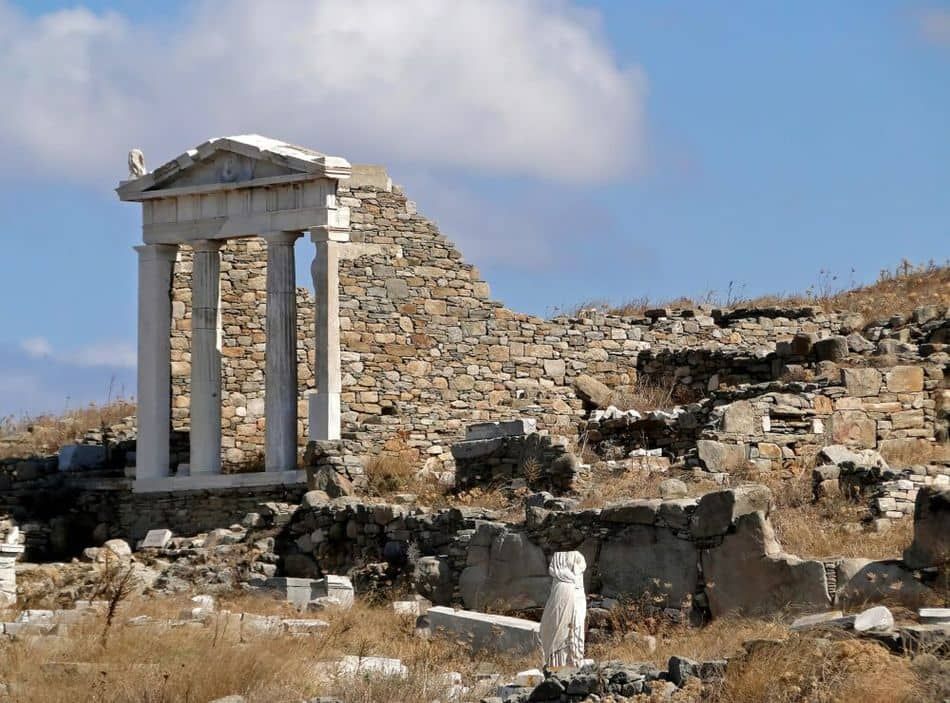 Temple d'Isis sur le site arch&eacute;ologique de D&eacute;los, dans les Cyclades en Gr&egrave;ce