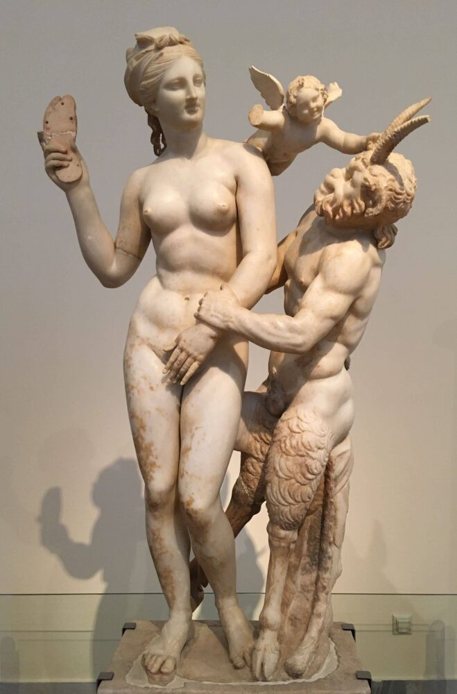 Mythologie grecque : Aphrodite et Pan au mus&eacute;e arch&eacute;ologique d'Ath&egrave;nes