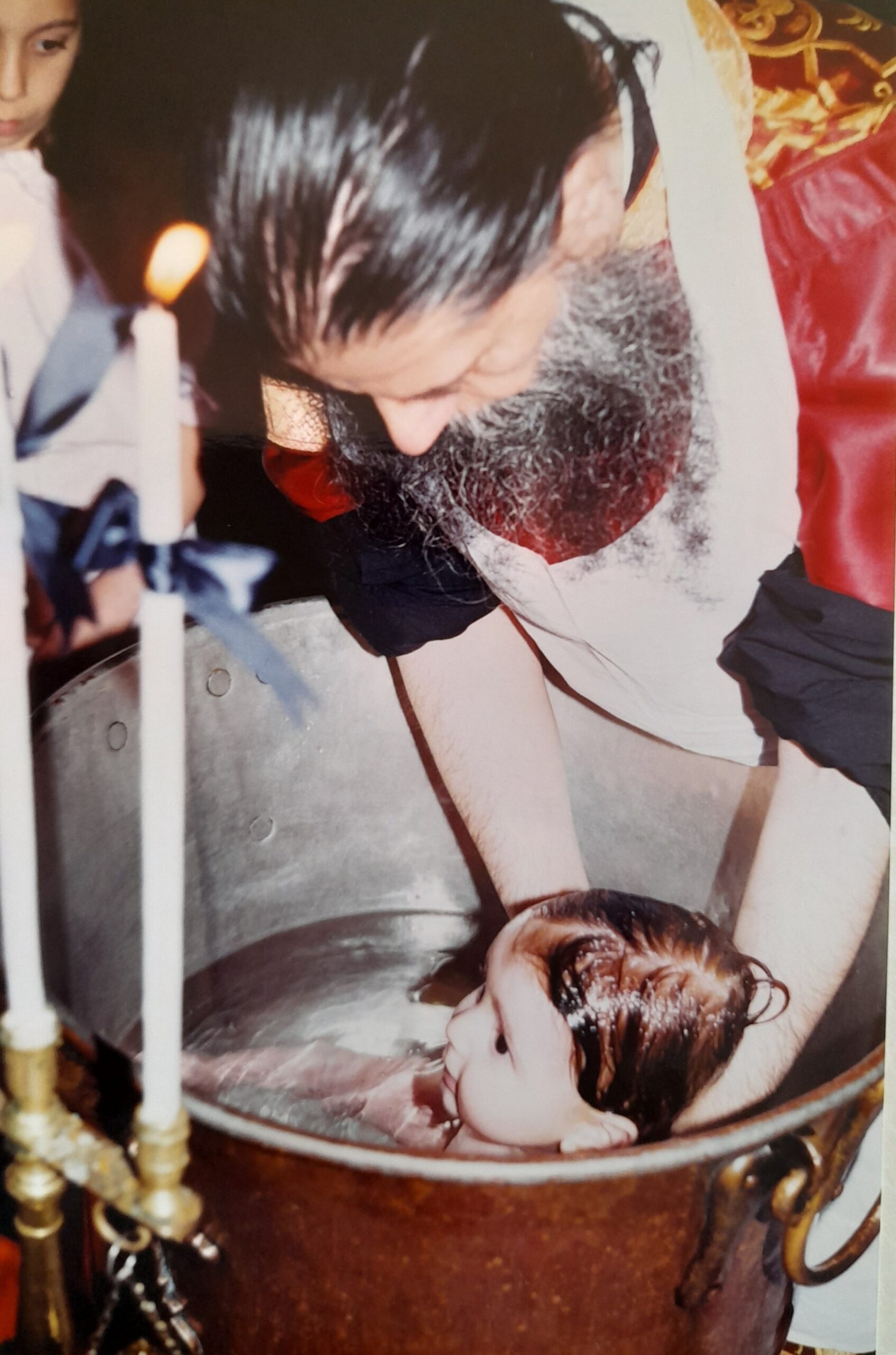 bapt&ecirc;me orthodoxe en Gr&egrave;ce b&eacute;b&eacute; dans l'eau