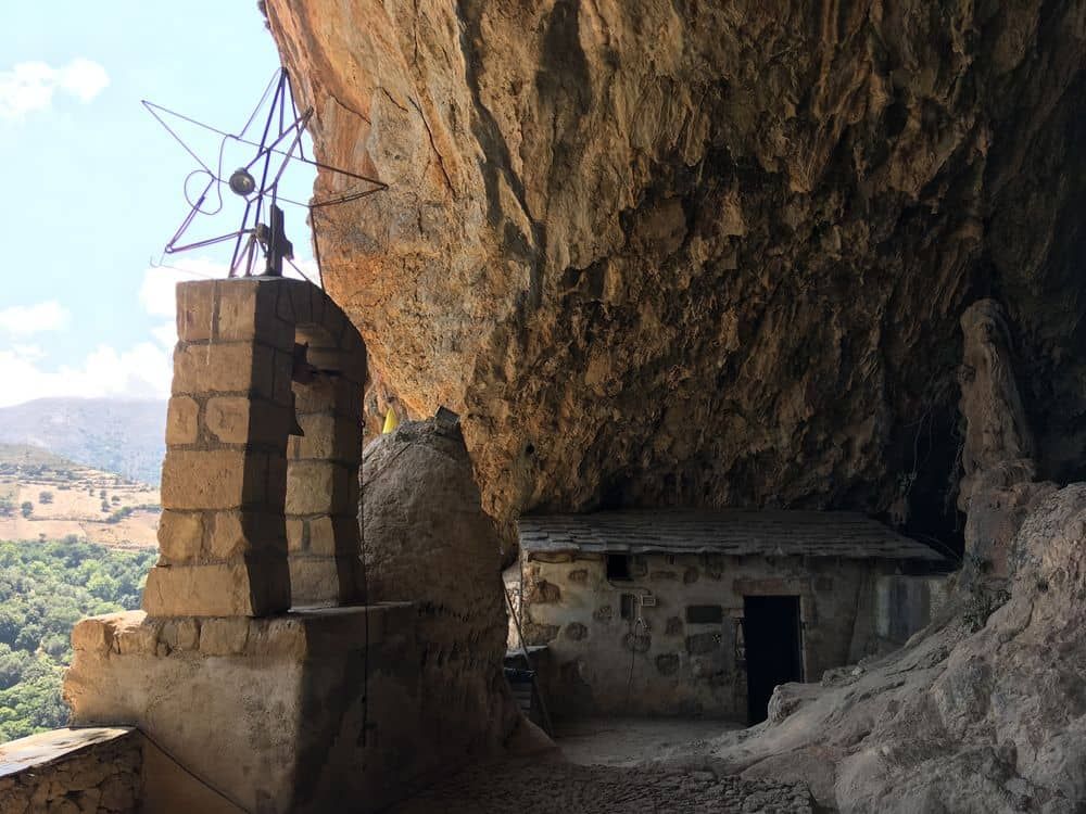 L'&eacute;glise Agia Sofia en Cr&egrave;te, encastr&eacute;e dans une grotte