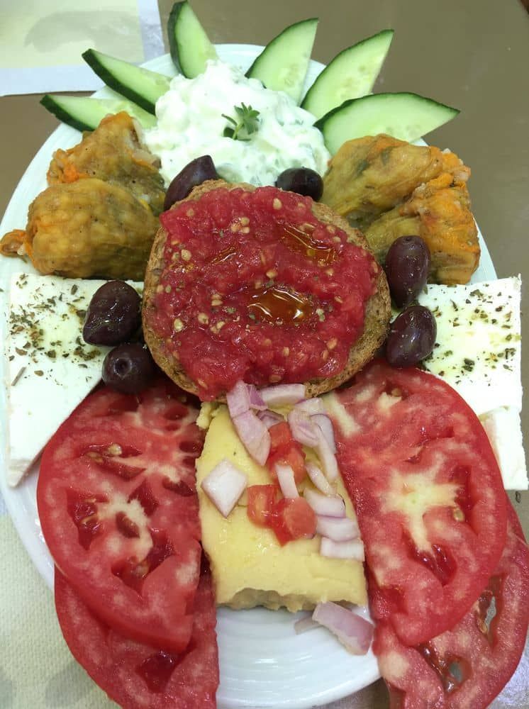 Diff&eacute;rents mezzes : tzatziki, fava, beignets de fleurs de courgettes ...