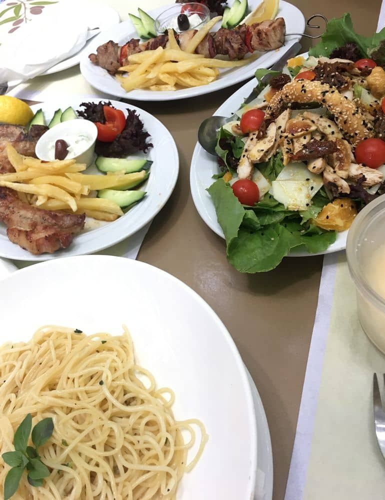 Souvlaki, poulet et agneau grill&eacute;s, spaghettis ...