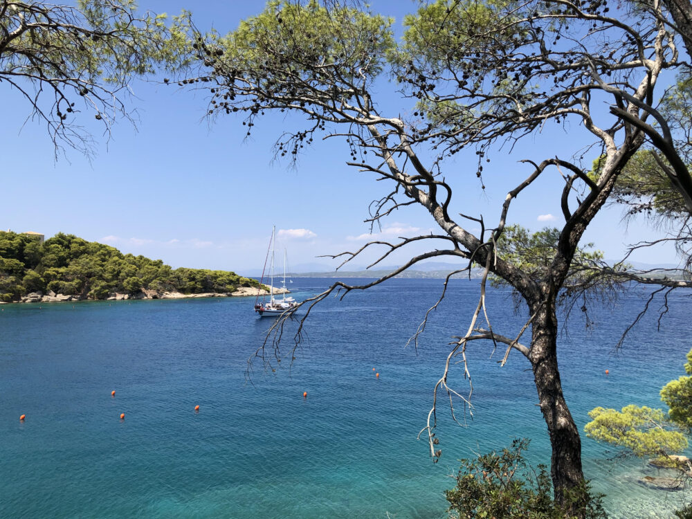 spetses plage zogheria netflix the lost daughter
