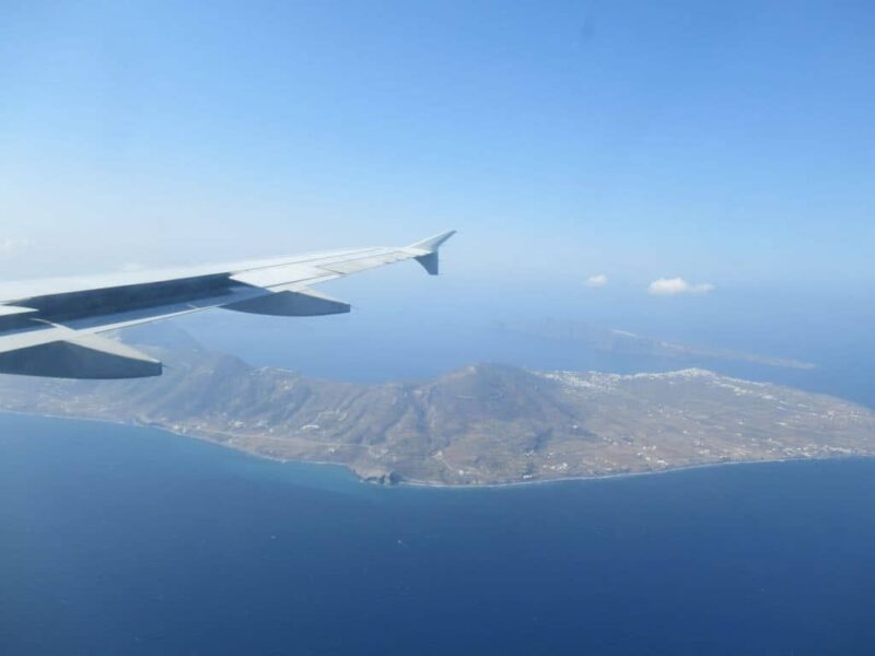 Iles grecques accessibles en avion : Avion survolant une île grecque