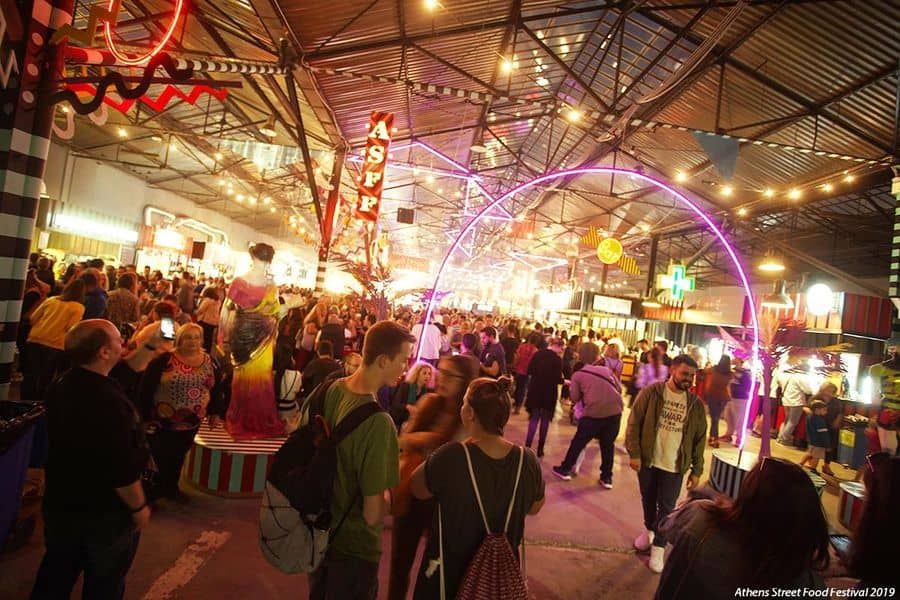 personnes déambulants dans une allée du Athens Street Food festival, édition 2019
