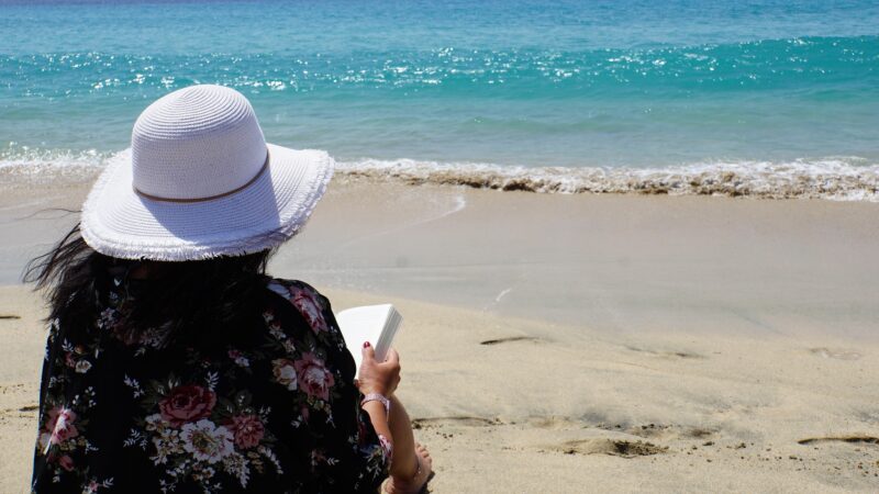 Livres Sur La Grèce et litterature grecque-Femme Lisant Plage