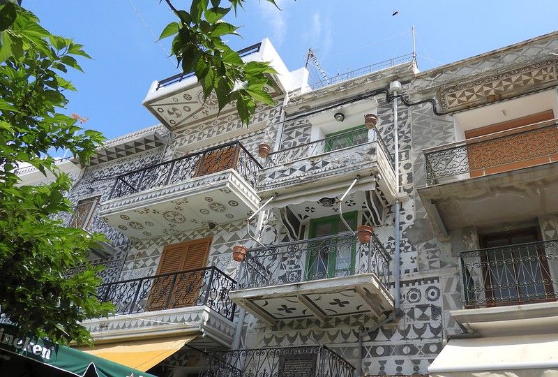 Fa&ccedil;ade de maison, formes g&eacute;om&eacute;triques noires et blanches &agrave; Chios