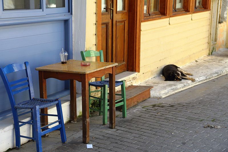 lefkada : table caf&eacute; dans une rue