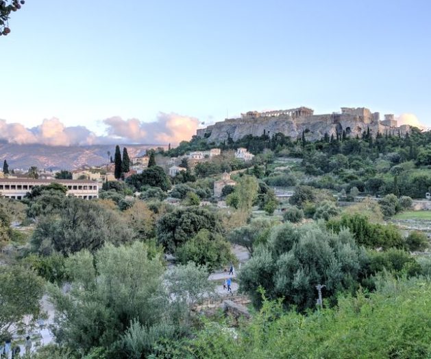 Agora antique grecque à Athènes, parc verdure avec vue sur Acropole