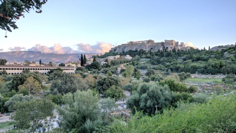 Agora antique grecque à Athènes, parc verdure avec vue sur Acropole