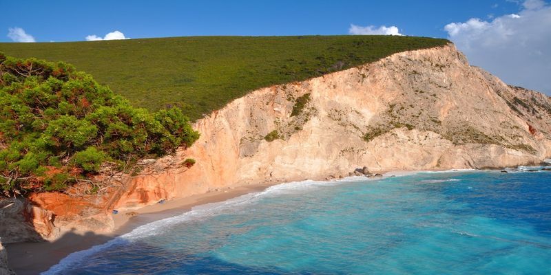 plage à Lefkada, falaise ocre, vert et bleu de la mer