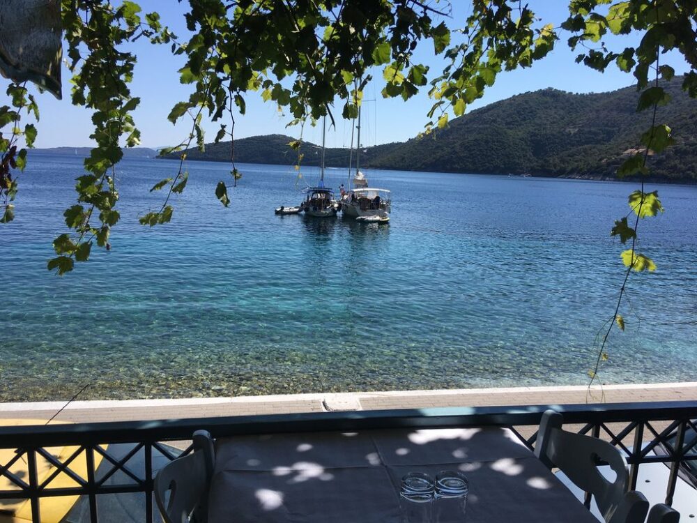 conseils pratiques &agrave; Lefkada : une taverne au bord de l'eau &agrave; Mikros Gialos avec vue sur la baie.