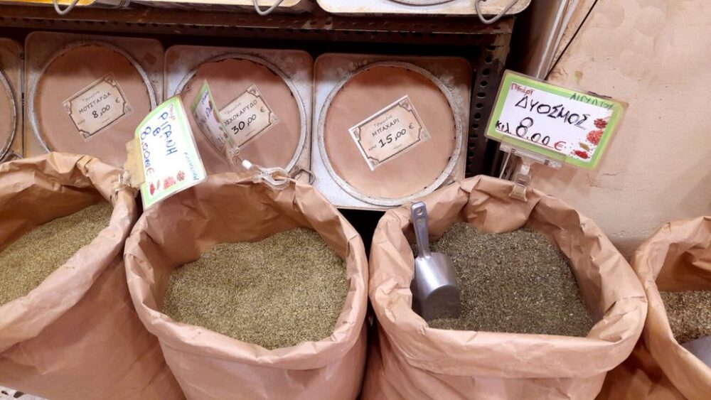 Herbes aromatiques s&egrave;ches au march&eacute;