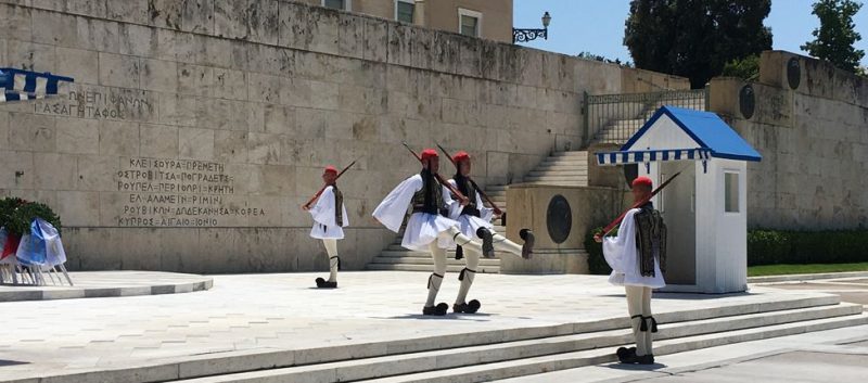 relève de la garde présidentielle à Athènes - evzones devant le parlement place Syntagma